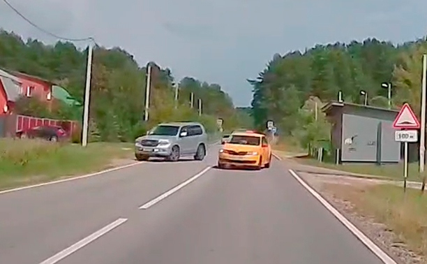 В Алексине водитель такси едва не устроил лобовое ДТП: видео