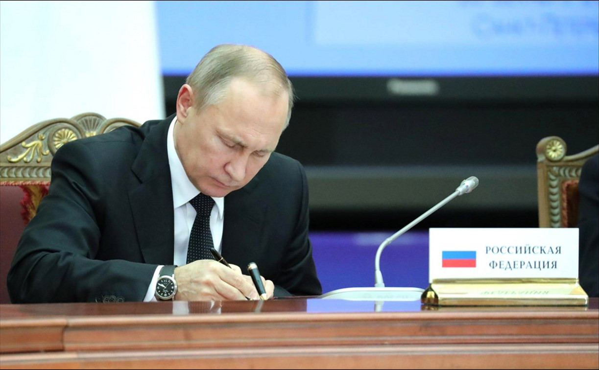 Отсутствие тахографа, непропуск скорой и доходы депутатов: Путин утвердил поправки в законы