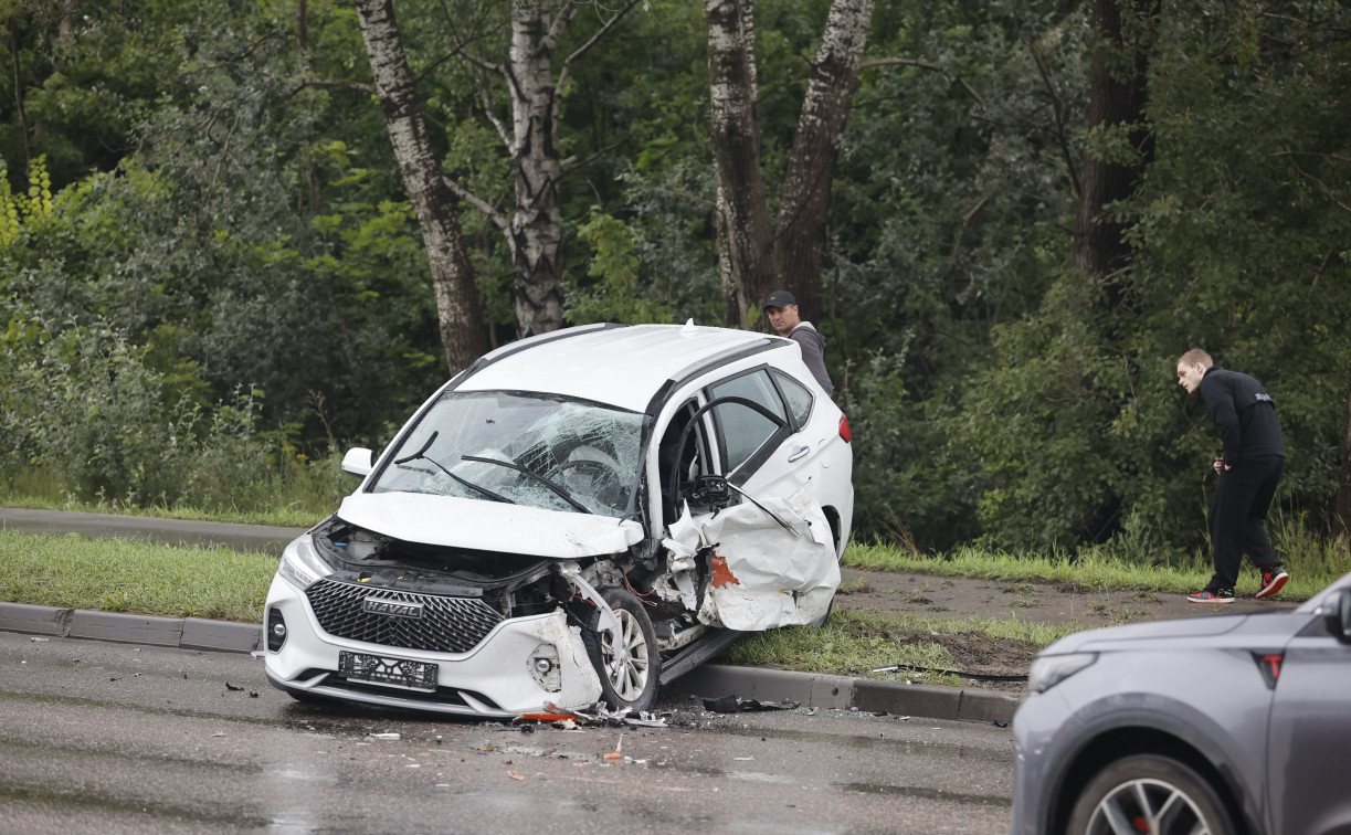 На Рязанской «КамАЗ» выехал на встречную и смял Haval