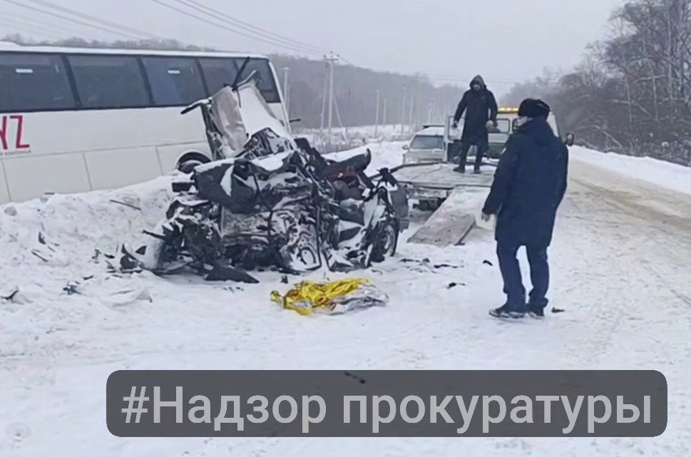 Появилось видео с места жесткого ДТП с автобусом и легковушкой под Алексином 