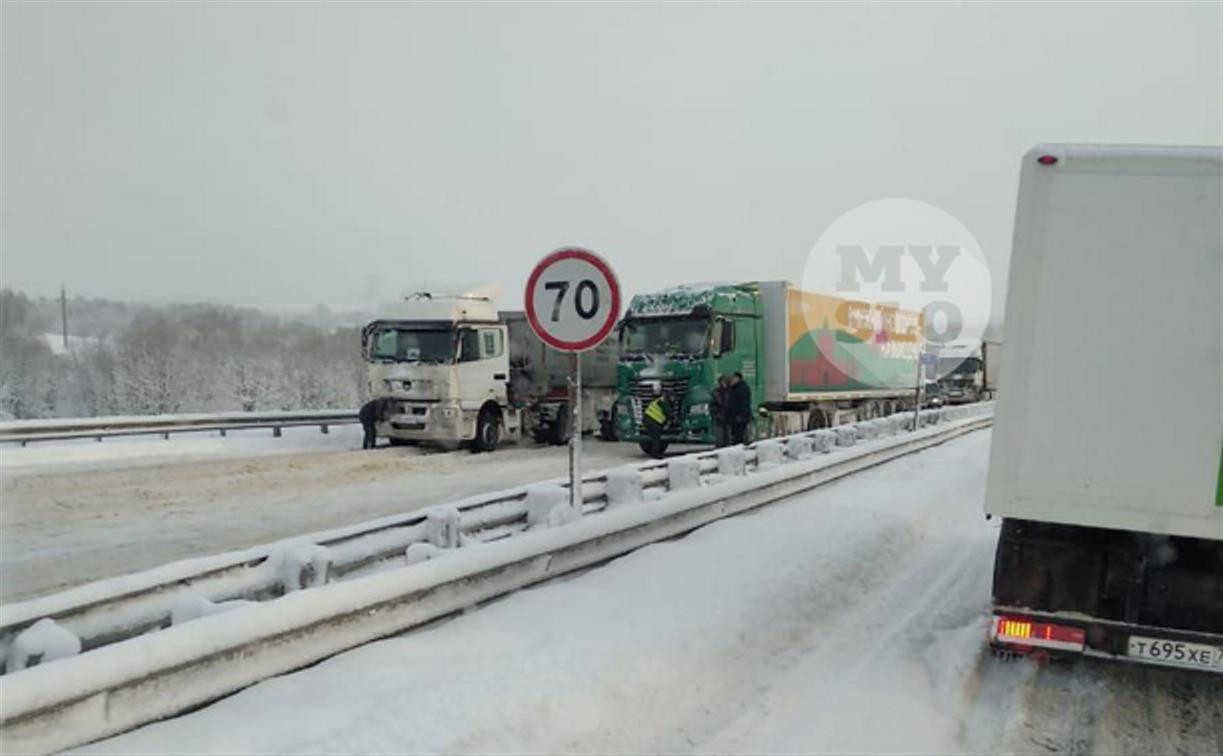 Движение на автодороге Тула — Новомосковск парализовано из-за буксующих фур