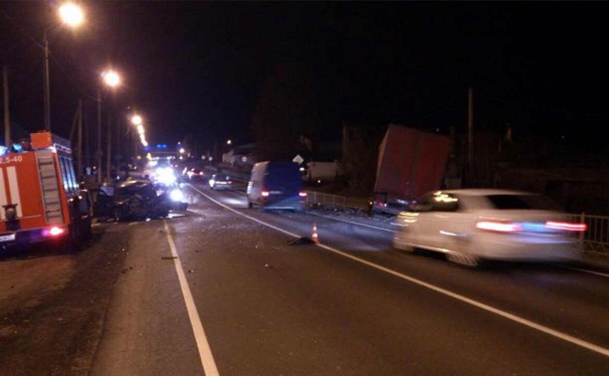В Тульской области водитель и пассажир «Шевроле Нива» погибли в результате столкновения с грузовиком