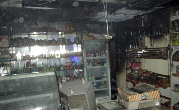 Ночью в Тульской области загорелись два продуктовых магазина