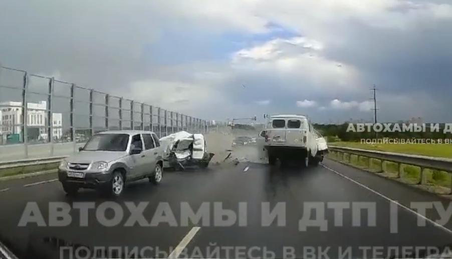 Момент массового ДТП на Калужском шоссе в Туле попал на видео 