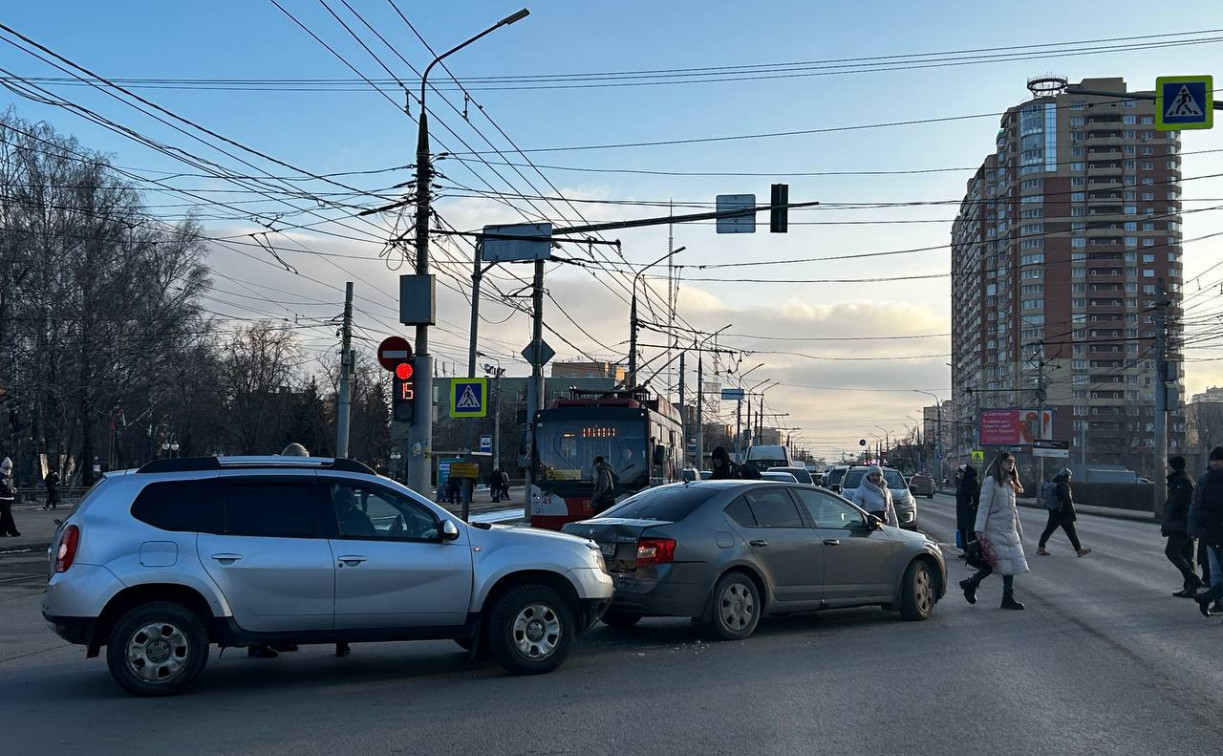 В Туле из-за ДТП возле педуниверситета образовалась серьезная пробка