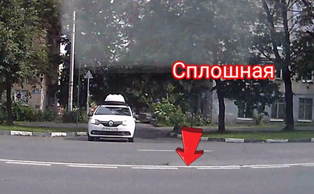 На ул. Фрунзе водитель решил сократить через сплошную