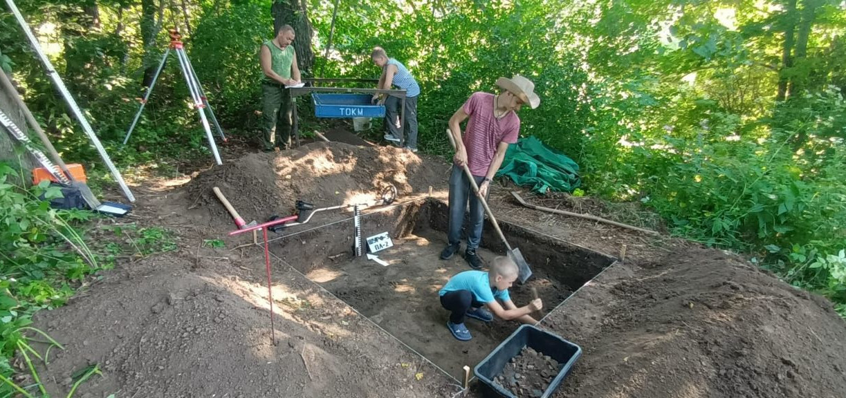 В Заокском районе археологи нашли фрагменты печных изразцов 18 века