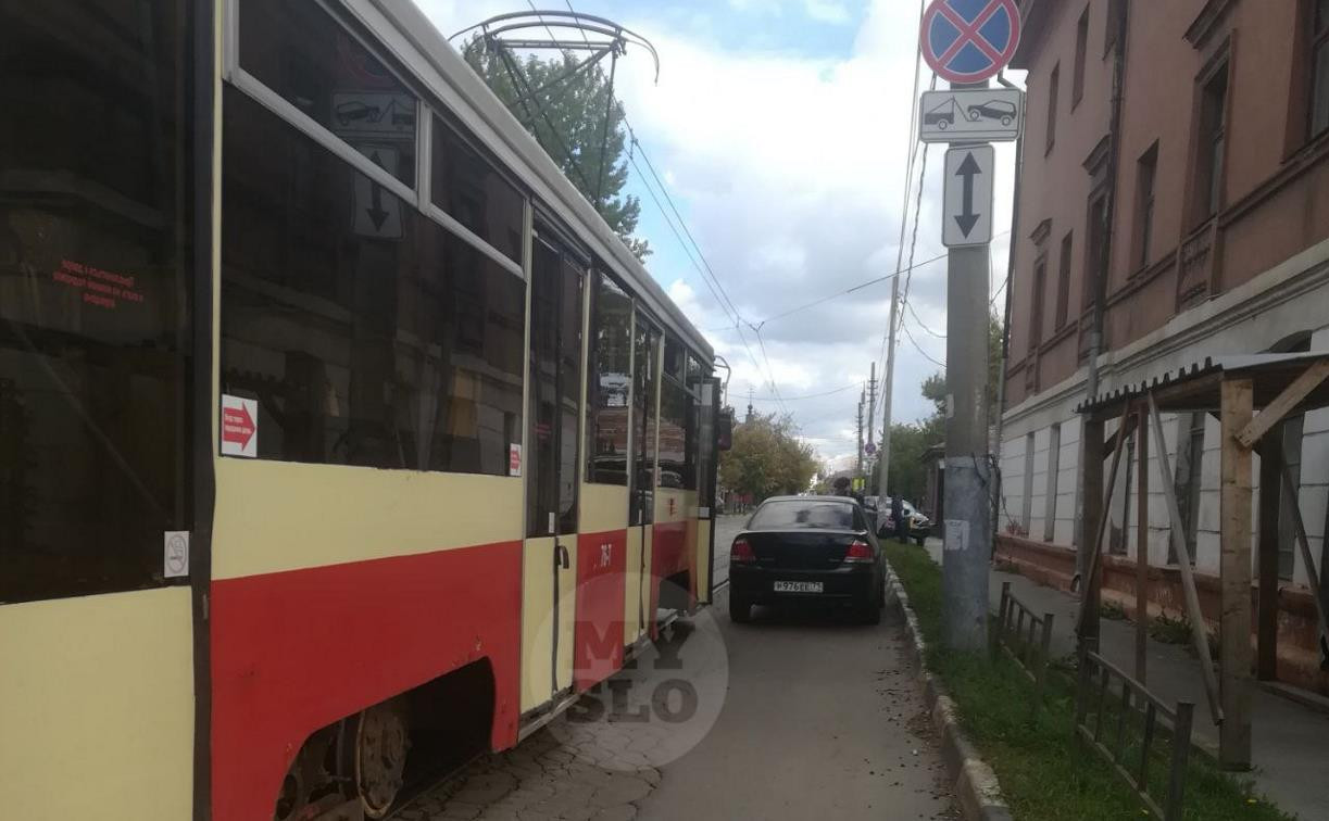 «Накажи автохама»: на ул. Коминтерна водитель перекрыл движение трамваев на 30 минут