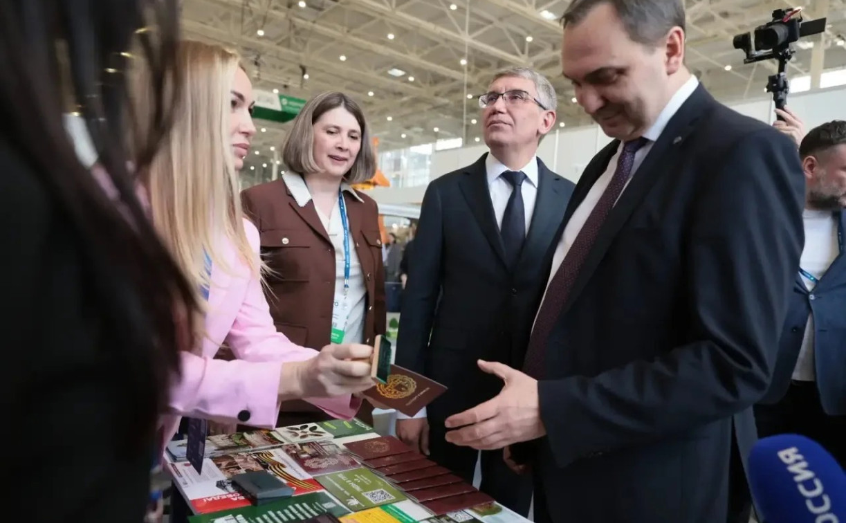 Миляев презентовал заместителю министра строительства и ЖКХ РФ тульский стенд на Международной выставке