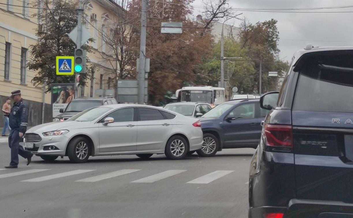 Тройное ДТП на проспекте Ленина парализовало движение в центре Тулы