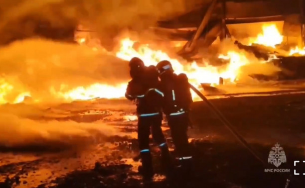 Оперативное видео с территории горящего завода «Пластик»: площадь пожара выросла до 2000 кв. метров