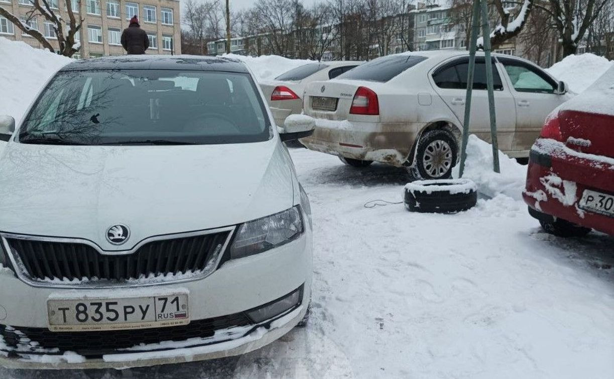 На ул. Приупской водитель Škoda припарковался, как ему нравится