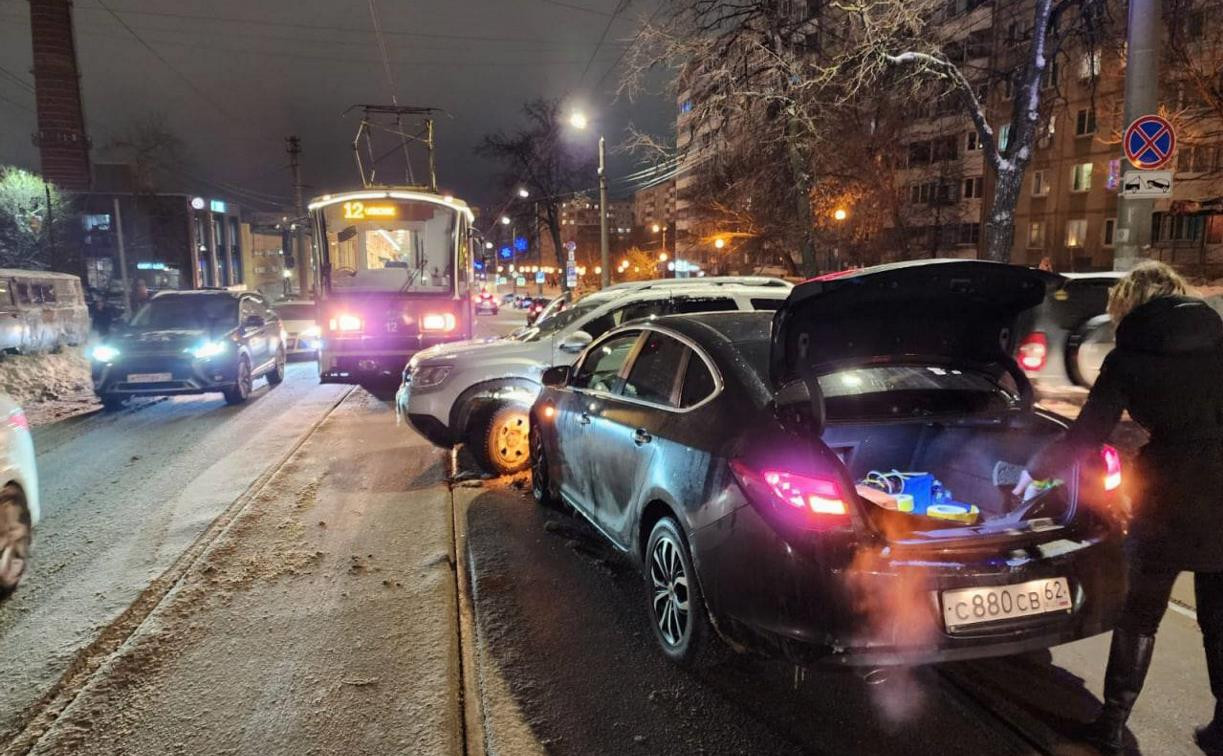 В Заречье на трамвайных путях столкнулись Opel и Renault