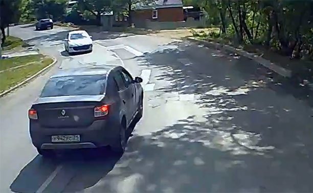 На ул. Дульной водитель при обгоне едва не устроил лобовое ДТП