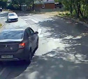 На ул. Дульной водитель при обгоне едва не устроил лобовое ДТП