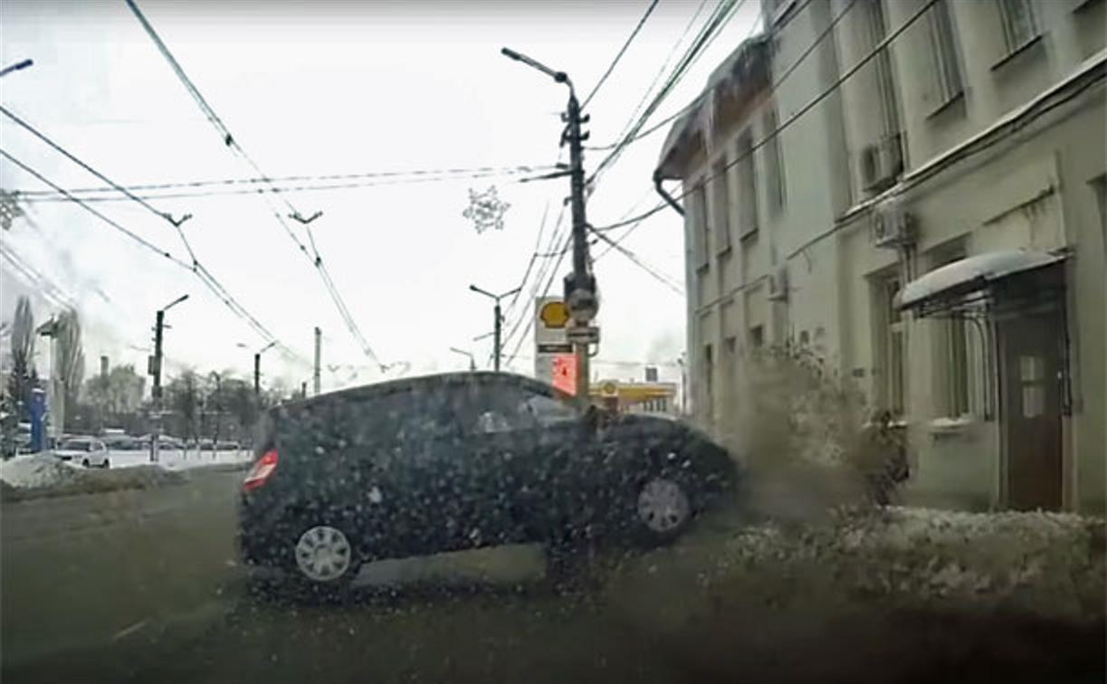Снег на обочине спас тулячку от летящего на нее автомобиля: видео