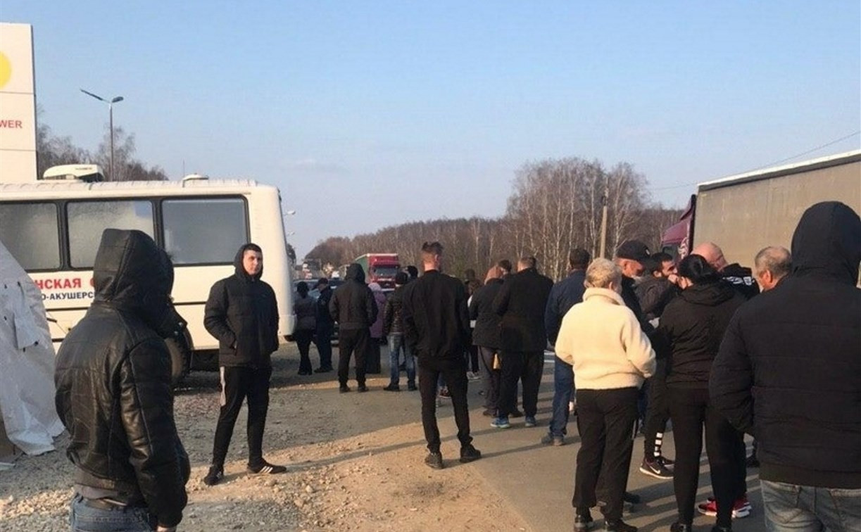 На въезде в Орловскую область туляков осматривают медики: на трассе километровые очереди