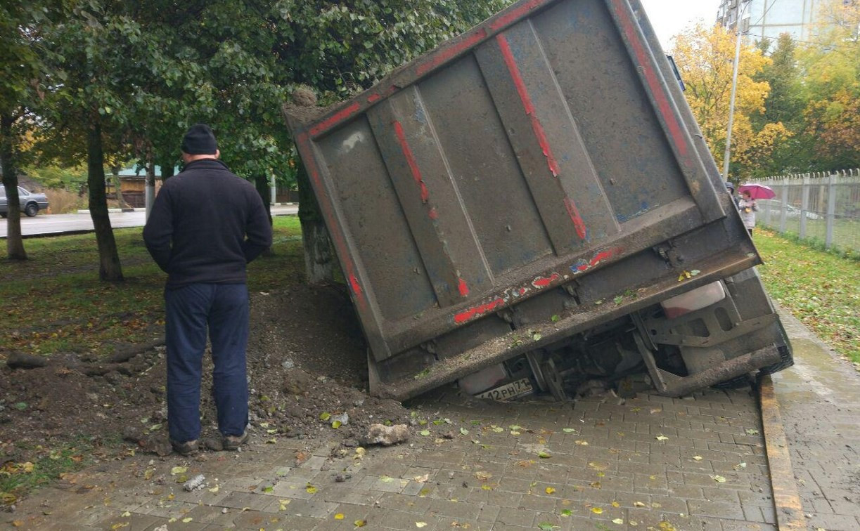 В результате аварии с грузовиком в Туле поврежден водопровод