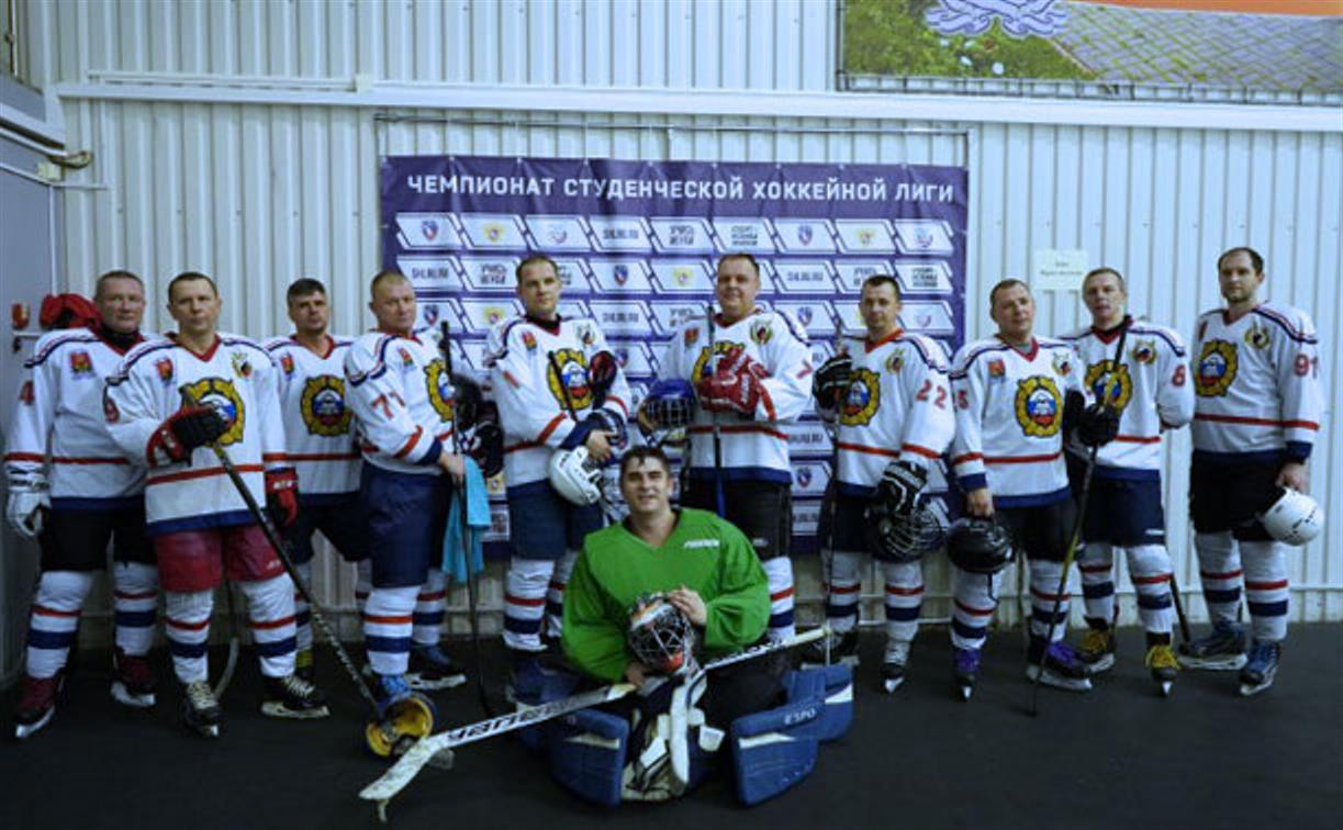 В Новомосковске сотрудники ГИБДД сыграли в хоккей с подростками