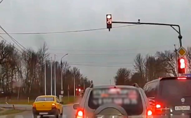 В Туле водитель желтого авто промчал по встречке и на красный