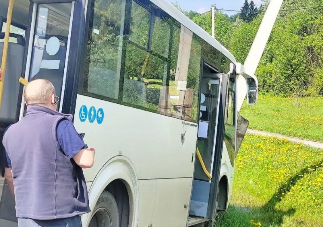 Под Тулой пассажирский автобус вылетел в кювет