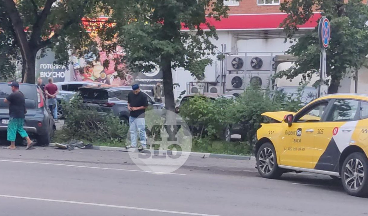 На ул. Кирова Kia Soul улетела на обочину после столкновения с Haval 
