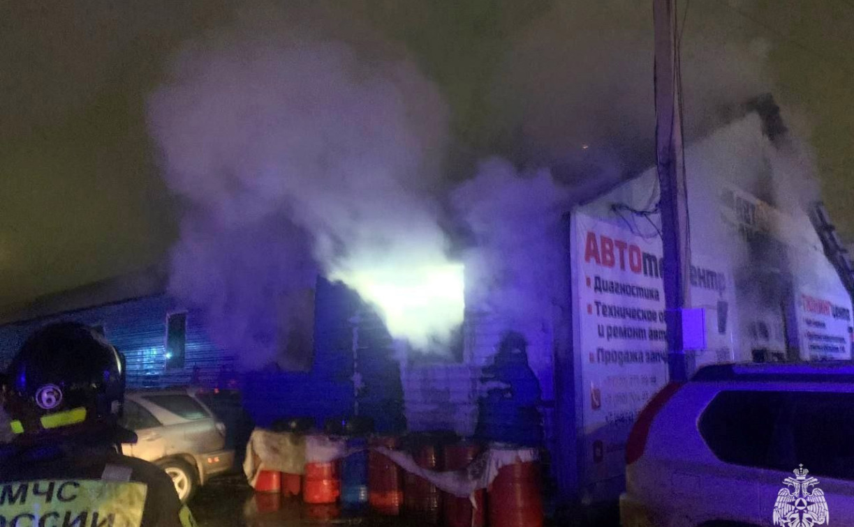 Ночью в Туле загорелся автосервис: огонь повредил три автомобиля