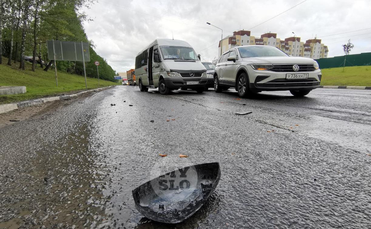 Броневик, маршрутка, внедорожник: на Калужском шоссе произошла массовая авария