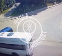 На улице Чмутова в Туле столкнулись легковушка и микроавтобус