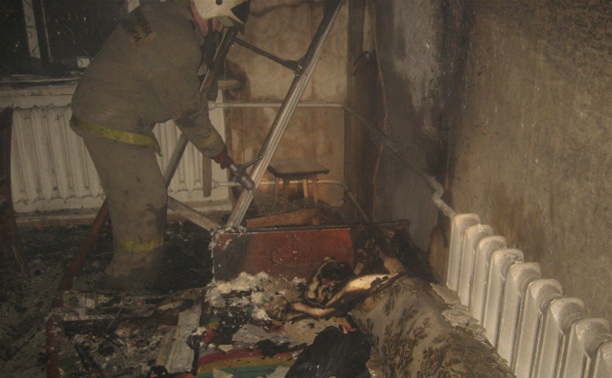 Спасатели вывели из горящего дома шесть человек