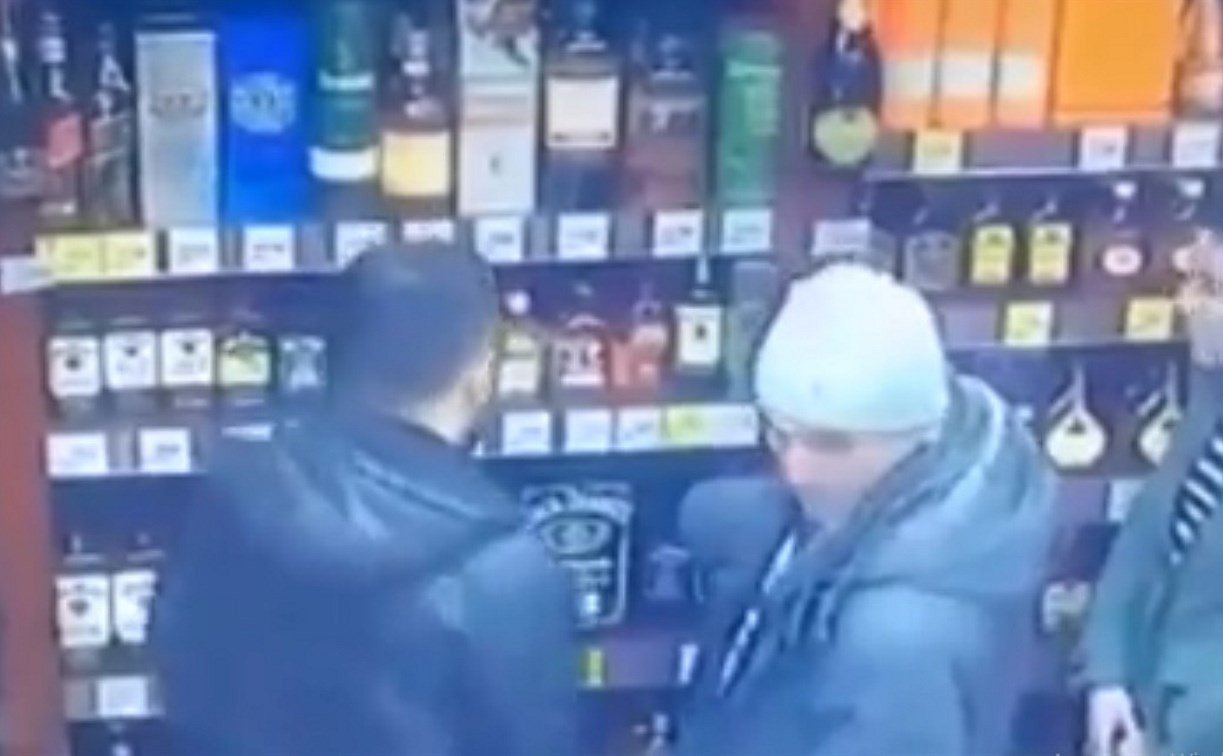 Трое туляков утащили из магазина несколько бутылок с алкоголем: видео