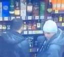 Трое туляков утащили из магазина несколько бутылок с алкоголем: видео