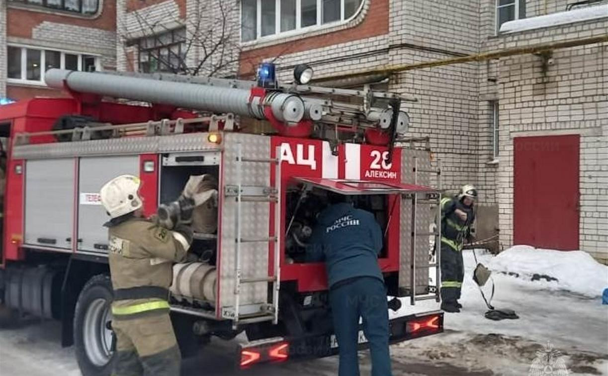 В Алексине пожарные эвакуировали 15 человек из-за возгорания на балконе многоэтажки