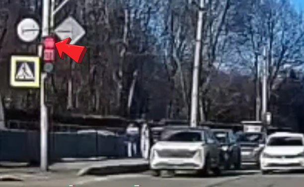 На ул. Тимирязева водитель не удержался на светофоре