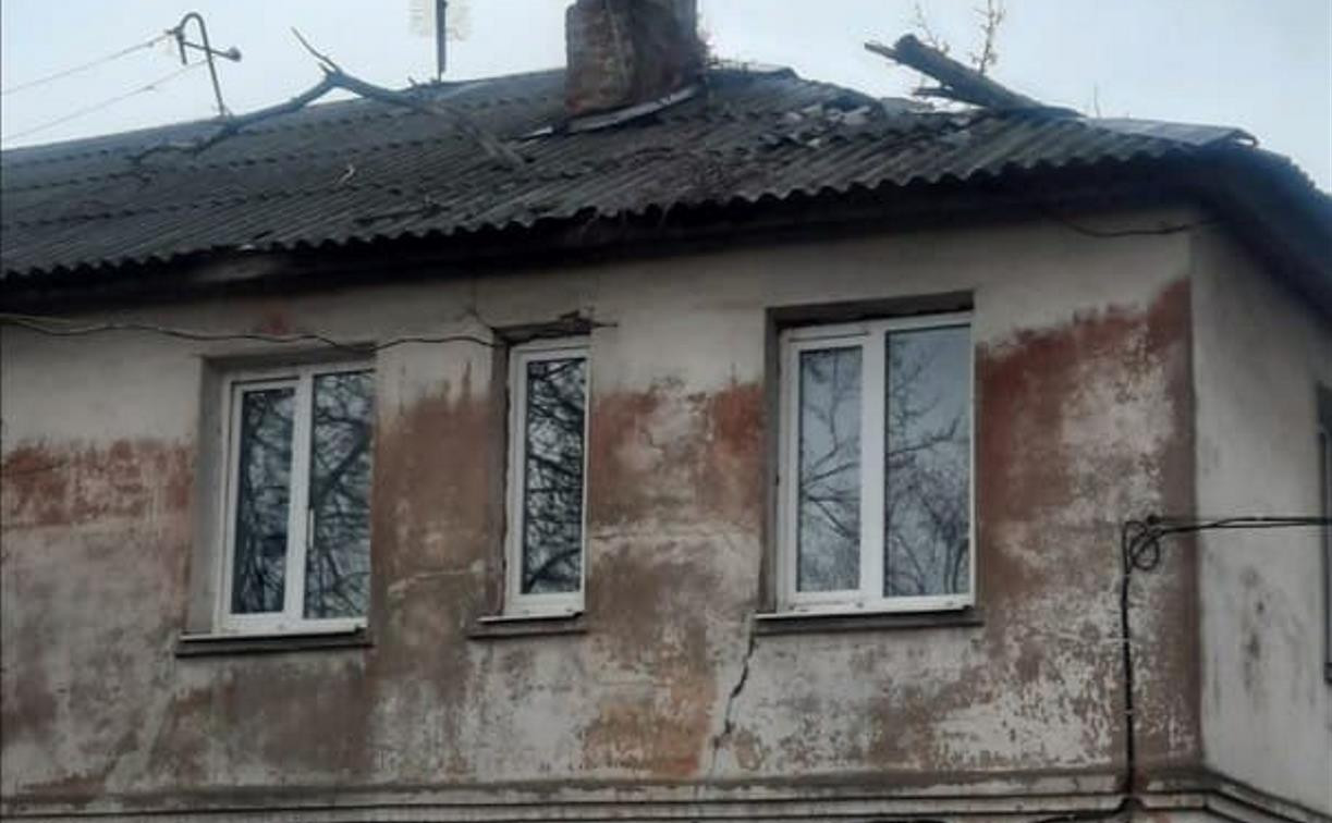 В Щекино упавшая ветка дерева повредила крышу дома: УК предложила подождать до понедельника