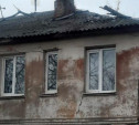 В Щекино упавшая ветка дерева повредила крышу дома: УК предложила подождать до понедельника