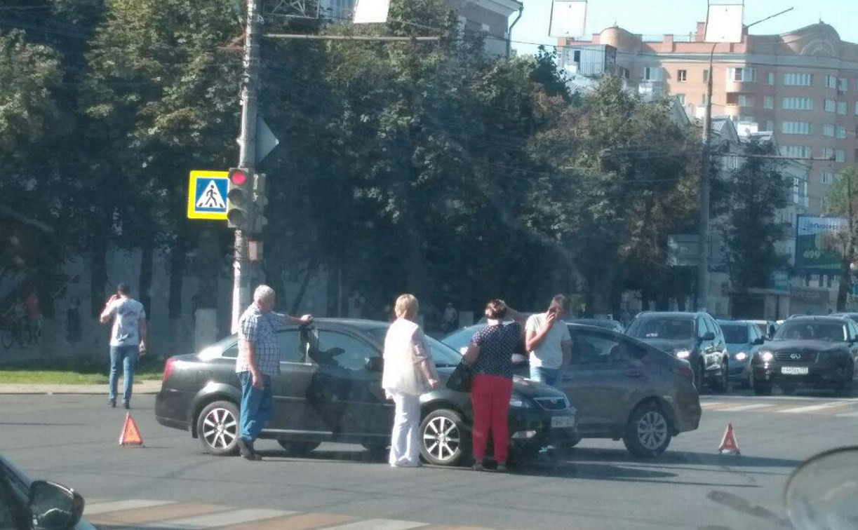 Утреннее ДТП собрало пробку на пр. Ленина в Туле
