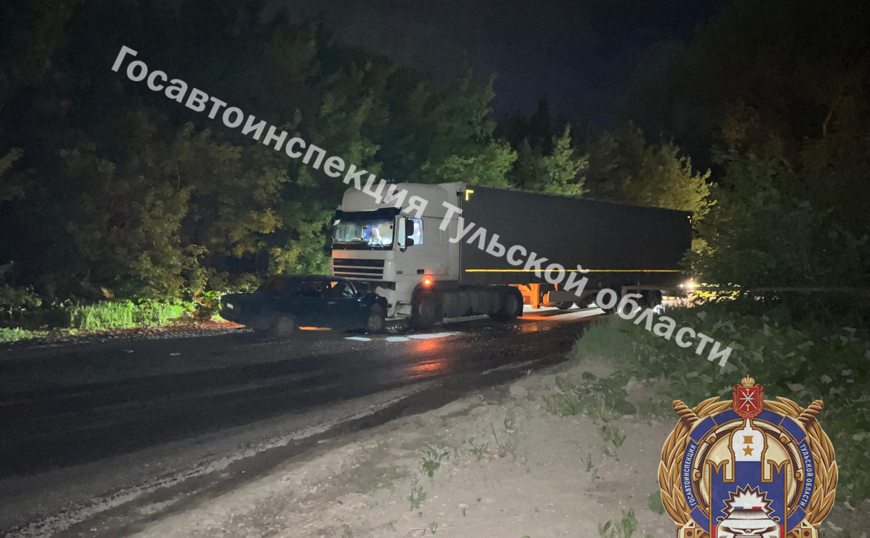 В Новомосковске ВАЗ влетел на встречке в фуру 