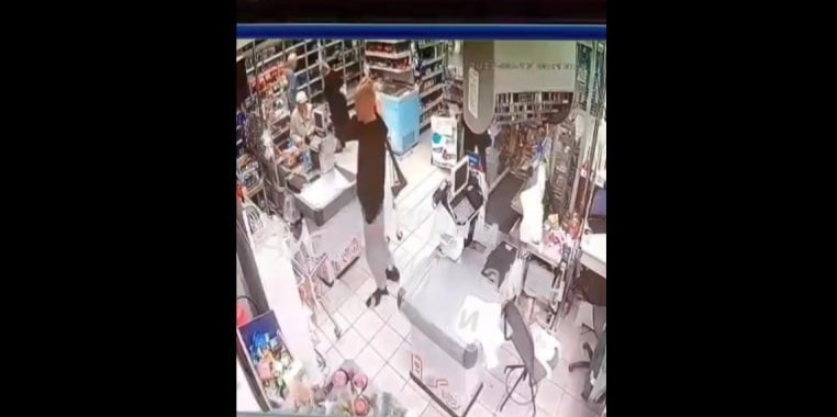 Вооруженный топором мужчина навел панику в одном из магазинов Дубны 