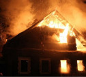 В Венёвском районе мужчина спасся из горящего дома, бросив в огне жену и ребёнка