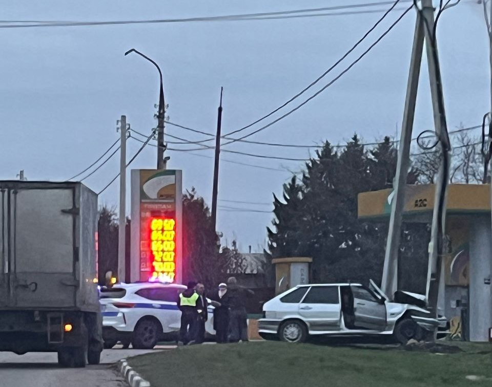 В Ефремове лихач, уходя от погони ДПС, врезался в опору ЛЭП