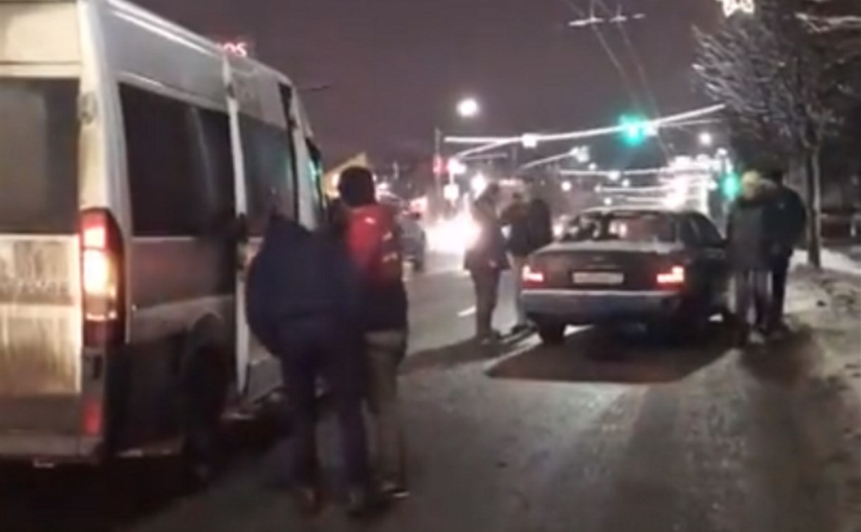 В Туле лихач подрезал маршрутку, которая затем сбила пешехода: видео