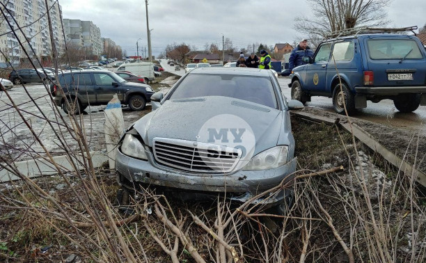 В Туле Mercedes повалил фонарный столб