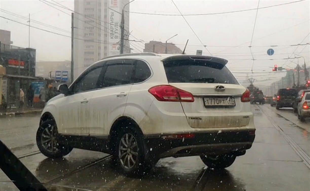 В центре Тулы водитель Chery Tiggo «не разглядел» двойную сплошную