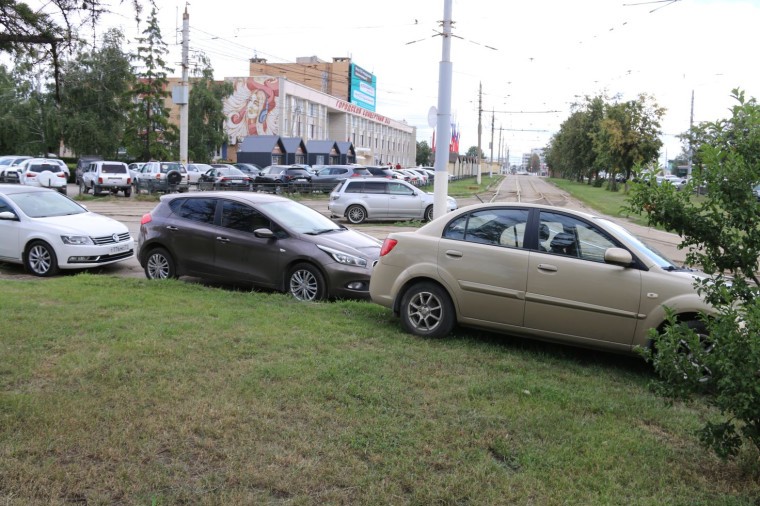 Рейд администрации: в Туле выписали штрафы любителям припарковаться на газонах