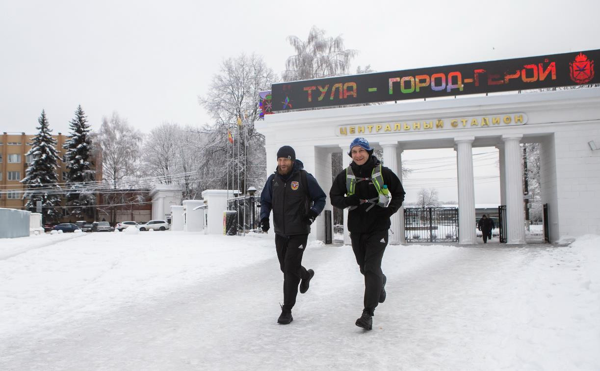 200 км бегом по трассе в экстремальных условиях: два фаната «Арсенала» помчали на матч с ЦСКА в Москву