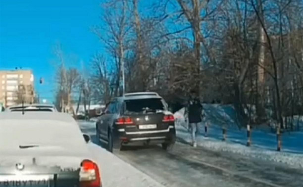 Volkswagen Touareg снова попал на видео на тротуаре возле школы