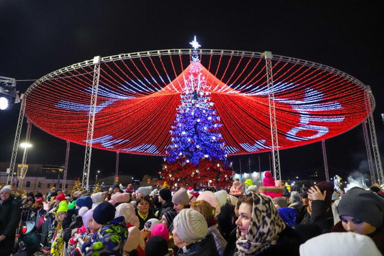 Глава администрации Тулы Илья Беспалов: «Загадывайте желания под нашей новой красавицей-ёлкой»