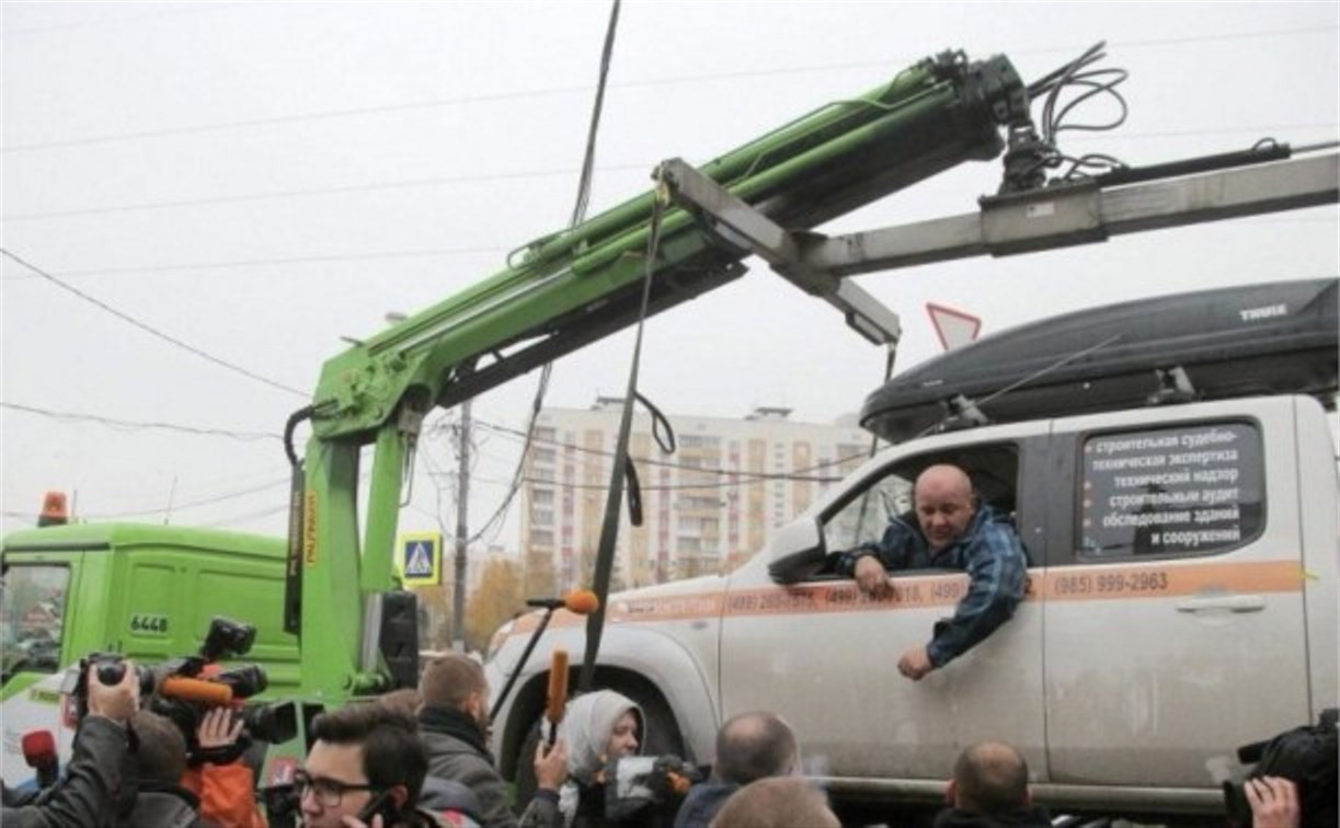 В Москве мужчина 20 часов просидел в машине, чтобы его авто не эвакуировали
