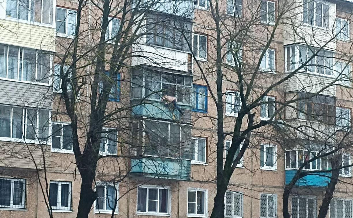 Неудавшийся побег тулячки с балкона попал на видео